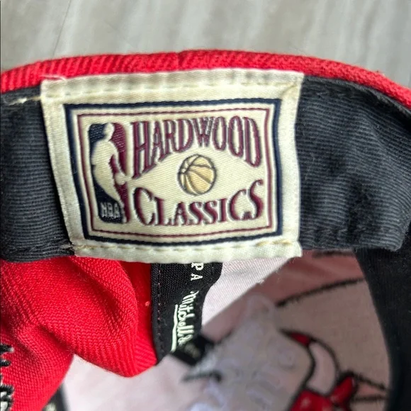 Chicago Bulls Mitchell & Ness Red and Black Cap - Picture 5 of 5
